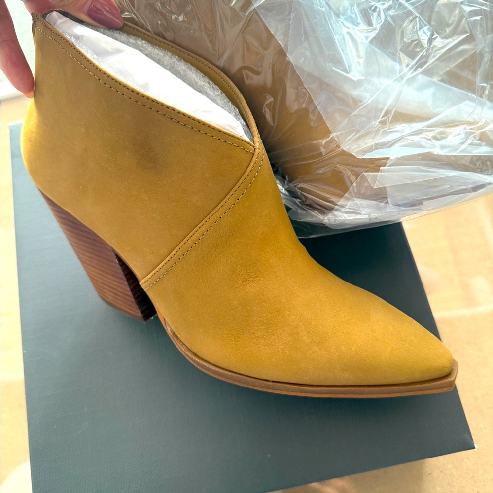NIB - Vince Camuto Grishell Pointed Toe Bootie - New Tortilla - Size 9